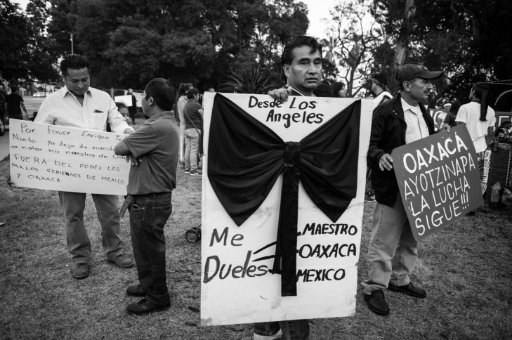 Higinio Pedraza, un trabajador de la costura de Los Angeles, confección un moño negro como muestra de solidaridad con las familias de los fallecidos en Oaxaca. 